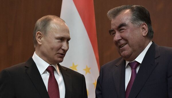 Президент РФ Владимир Путин и президент Республики Таджикистан Эмомали Рахмон. Архивное фото