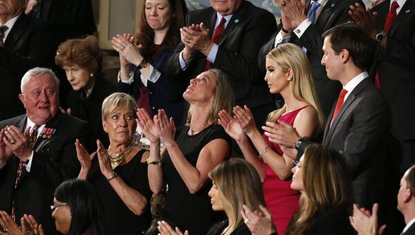 Вдова погибшего в Йемене американского военного Райана Оуэнса во время речи президента США Дональда Трампа в конгрессе. 28 февраля 2017