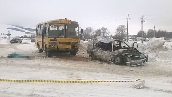 На месте ДТП с участием школьного автобусо и легкового автомобиля в Башкирии. 1 марта 2017