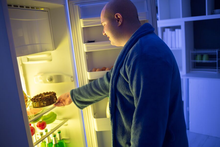 Толстый мужчина у холодильника