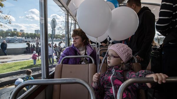 Пассажиры в салоне ретро-троллейбуса во время праздника московского троллейбуса. Архивное фото