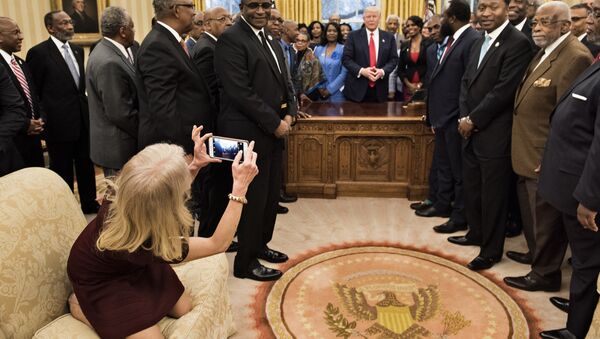 Советник президента США Келлиэнн Конвей на диване в Овальном кабинете Белого дома в Вашингтоне