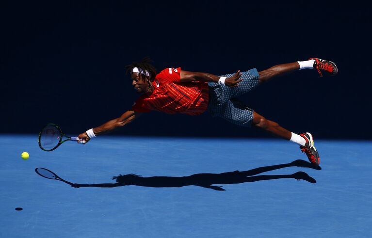 Работа 'Superman' - Gael Monfils dives at Australian Open 2016 австралийского фотографа Jason O'Brien в категории Спорт профессионального конкурса 2017 Sony World Photography Awards