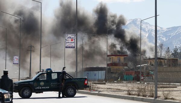 Место взрыва рядом с управлением полиции шестого округа Кабула и школой военной полиции. 1 марта 2017