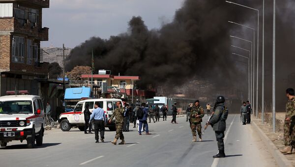 Место взрыва рядом с управлением полиции шестого округа Кабула и школой военной полиции. 1 марта 2017