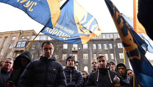 Участники акции националистов у здание Национального банка Украины в Киеве, требующие запретить деятельность на Украине филиалов российских банков. 1 марта 2017