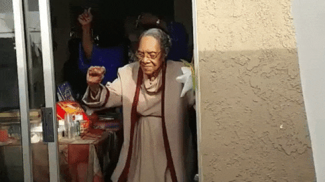 100-летняя бабуля пляшет. gif