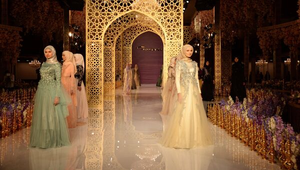 Модель демонстрирует одежду из коллекции главного дизайнера Дома моды Firdaws Айшат Кадыровой в Грозном