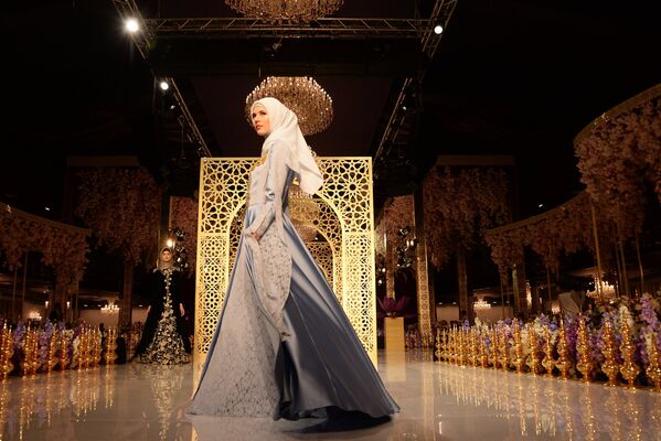 Модель демонстрирует одежду из коллекции главного дизайнера Дома моды Firdaws Айшат Кадыровой в Грозном