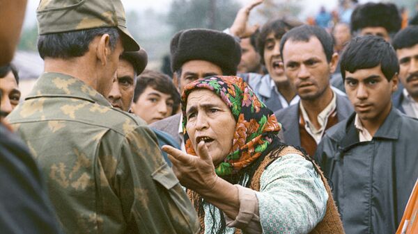 Пожилая жительница Нагорного Карабаха разговаривает с военнослужащим