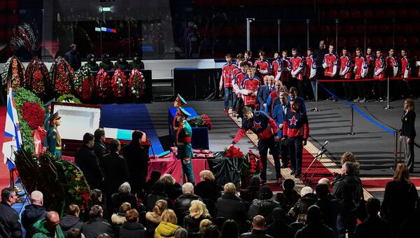 Церемония прощания с советским хоккеистом Владимиром Петровым в ледовом спортивном комплексе ЦСКА. 2 марта 2017