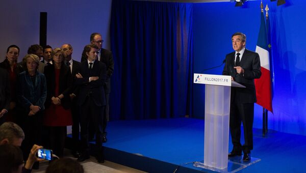 Кандидат в президенты Франции от партии Республиканцев Франсуа Фийон во время пресс-конференции. Архивное фото