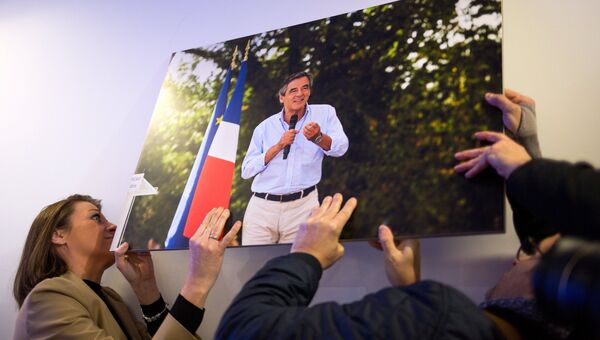 Портрет кандидата в президенты Франции от партии Республиканцев Франсуа Фийона перед началом пресс-конференции