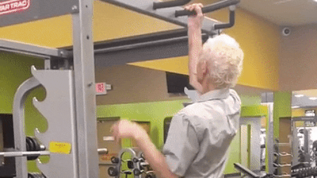 90-летний мужчина подтягивается Gif