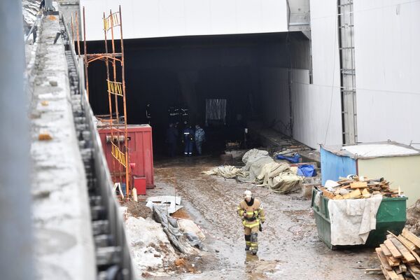 Сотрудники оперативных служб на месте ЧП около обрушившегося тоннеля на Калужском шоссе в Новой Москве