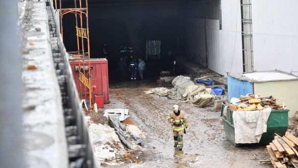 Сотрудники оперативных служб на месте ЧП около обрушившегося тоннеля на Калужском шоссе в Новой Москве