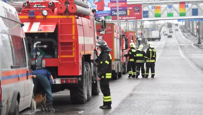 Пожарные на Калужском шоссе в Новой Москве, где обрушился строящийся тоннель