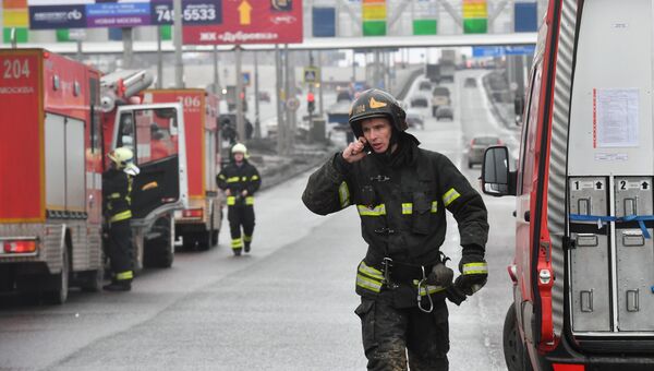 Пожарные на Калужском шоссе в Новой Москве, где обрушился строящийся тоннель