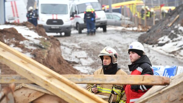 Сотрудники МЧС РФ на Калужском шоссе в Новой Москве, где обрушился строящийся тоннель