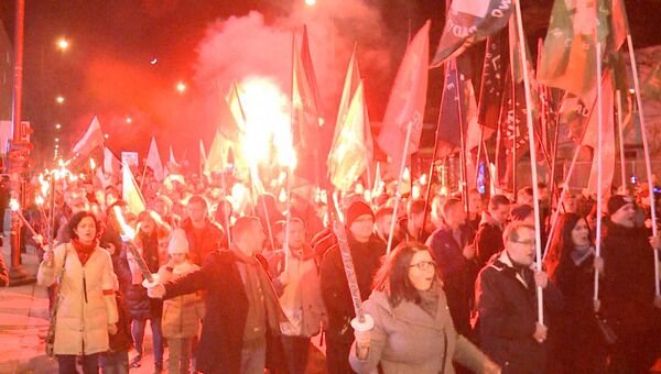 Польские националисты прошли по Варшаве с факелами в честь проклятых солдат