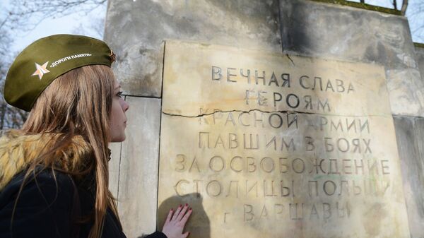 Участница российского автопробега Дороги памяти у памятника Благодарности Красной армии в Варшаве