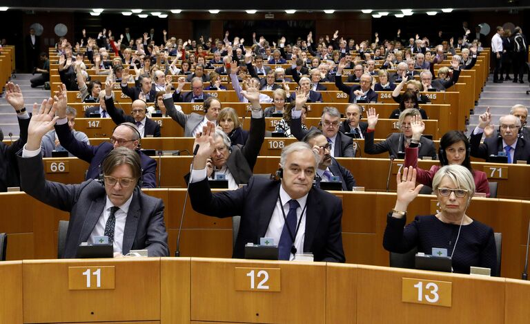 Члены Европейского парламента голосуют за снятие парламентского иммунитета с лидера партии Национальный фронт Марин Ле Пен. 2 марта 2017 Члены Европейского парламента голосуют за снятие парламентского иммунитета с лидера партии Национальный фронт Марин Ле Пен. 2 марта 2017