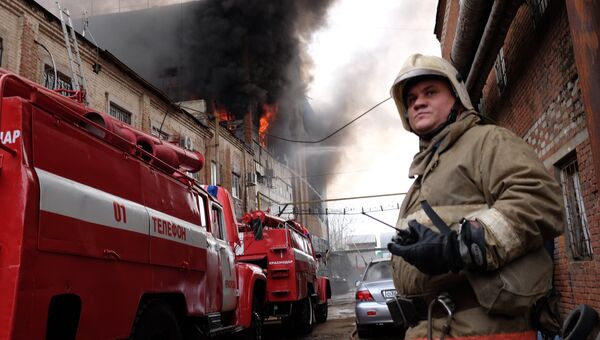 Сотрудники противопожарной службы тушат пожар. Архивное фото