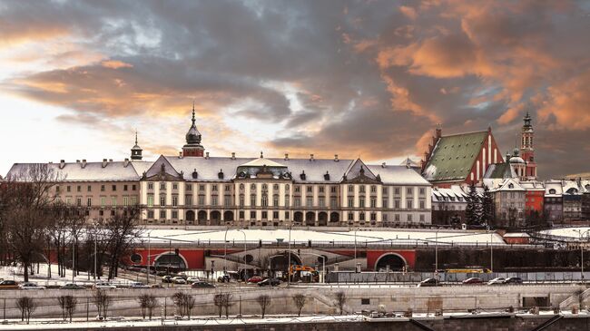 Вид замка и реки Висла в Старом городе Варшавы, Польша. Архивное фото