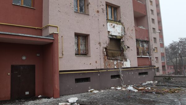 Пострадавшие при обстреле дома в Киевском районе Донецка. Архивное фото