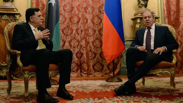 Министр иностранных дел РФ Сергей Лавров и премьер-министр Ливии Фаез ас-Саррадж во время встречи в Москве. 2 марта 2017