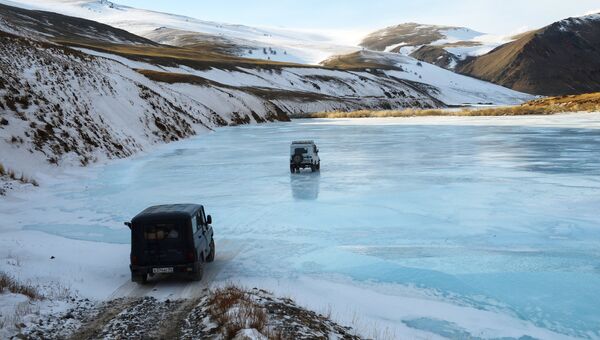 Автомобили едут по замерзшей реке Чаган-Бургазы в Кош-Агачском районе Республики Алтай