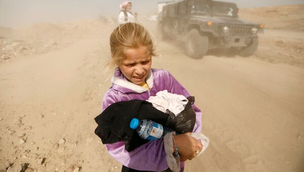 Иракская девочка бежит из своего дома в Мосуле