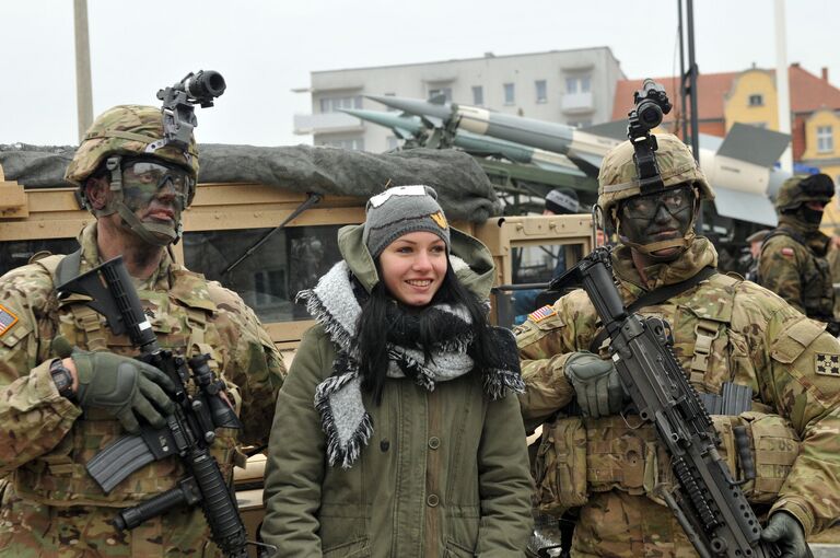 Церемония встречи американских военных в городе Сквежина, Польша Церемония встречи американских военных в городе Сквежина, Польша