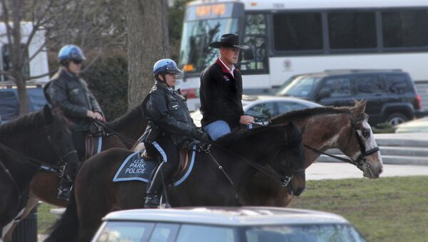 Новый глава МВД США Райан Зинке прибыл на службу верхом на коне и в ковбойской шляпе