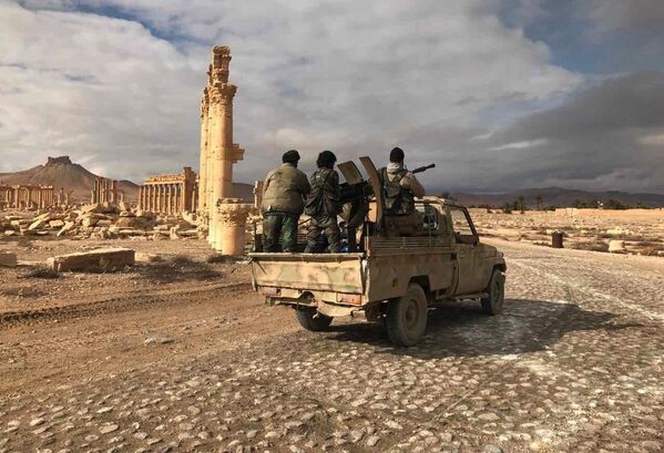 Военнослужащие Сирийской Арабской Республики возле историко-архитектурного комплекса Древней Пальмиры в сирийской провинции Хомс