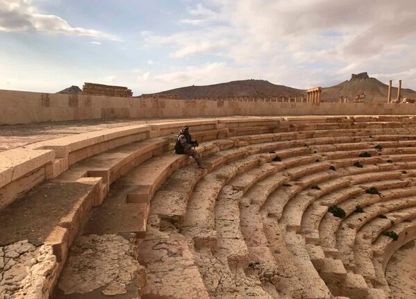 Военнослужащий на территории историко-архитектурного комплекса Древней Пальмиры в сирийской провинции Хомс
