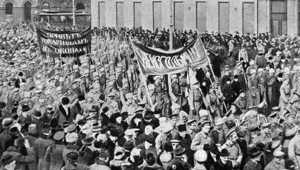 Солдатская демонстрация в Петрограде во время февральской буржуазно-демократической революции. 1917 год