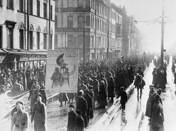 Жители Петрограда проводят манифестацию на улицах города под лозунгом Сплотимся сильнее, сбережем свободу. Февральская буржуазно-демократическая революция. 1917 год