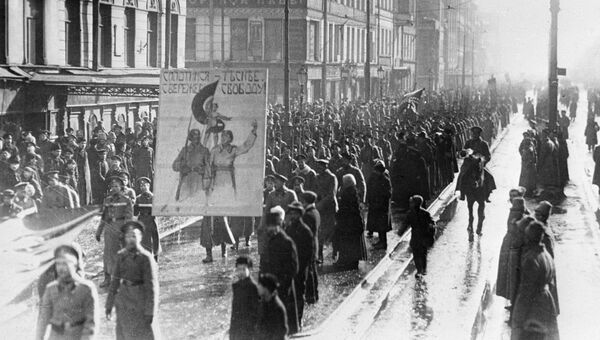 Жители Петрограда проводят манифестацию на улицах города под лозунгом Сплотимся сильнее, сбережем свободу. Февральская буржуазно-демократическая революция. 1917 год