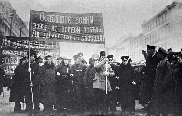 Манифестация инвалидов I-ой мировой войны на Невском проспекте под лозунгом Война до полной победы. Петроград. Март-апрель 1917