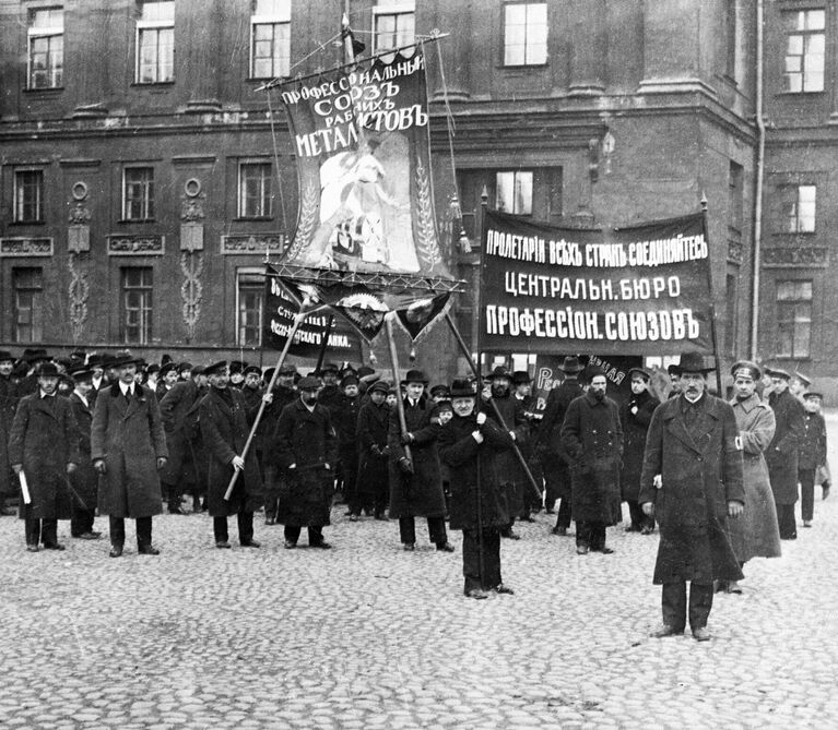 Демонстрация рабочих на улицах революционного Петрограда. 1917 год