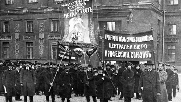 Демонстрация рабочих на улицах революционного Петрограда. 1917 год