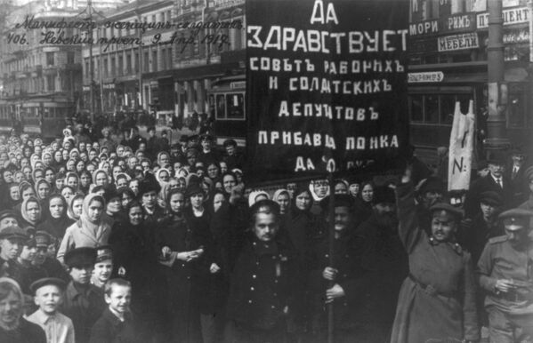 Демонстрация на Невском проспекте под лозунгом Да здравствует Совет Рабочих и Солдатских депутатов!. 9 апреля 1917