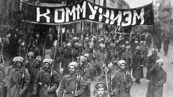 События Октябрьской социалистической революции в Москве. Колонна революционно настроенных солдат с лозунгом Коммунизм идет по Никольской улице. 1917 год