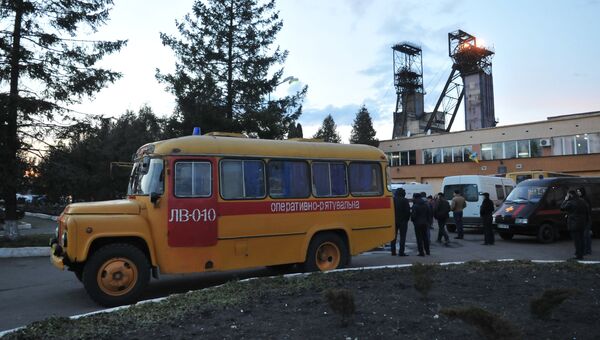 Оперативные службы у здания шахты Степная во Львовской области, где произошла авария. Архивное фото