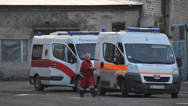 Автомобили скорой медицинской помощи у здания шахты Степная во Львовской области, где произошла авария
