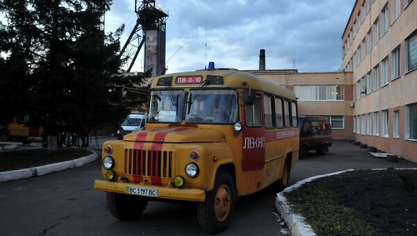 Аварийные службы у здания шахты Степная во Львовской области, где произошла авария