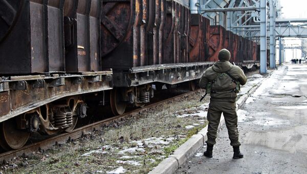 Военнослужащий на территории Юзовского металлургического завода в Донецке, архивное фото