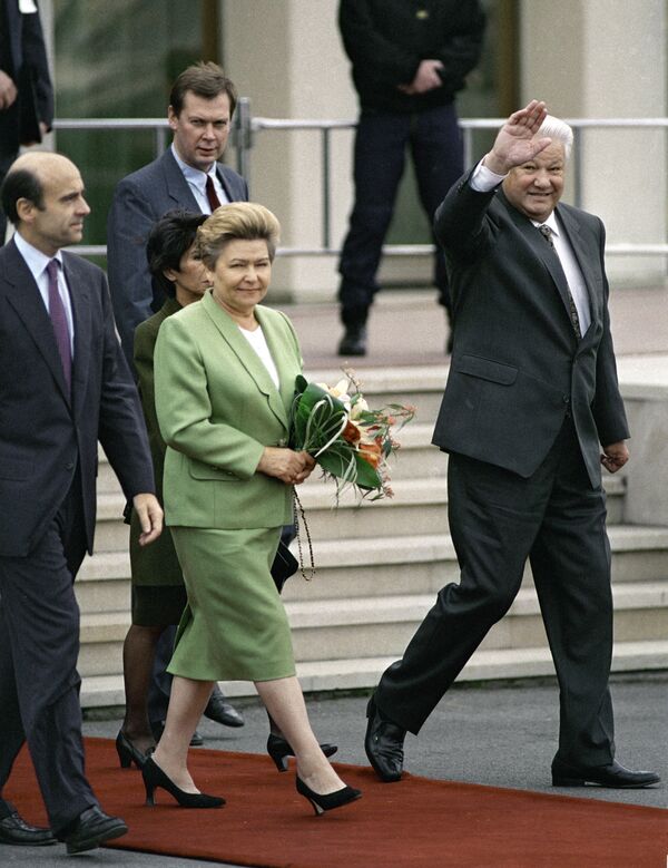 Президент России Борис Ельцин и Наина Ельцина выходят из здания аэропорта Орли во время визита во Французскую Республику