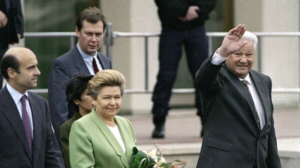 Президент России Борис Ельцин и Наина Ельцина выходят из здания аэропорта Орли во время визита во Французскую Республику